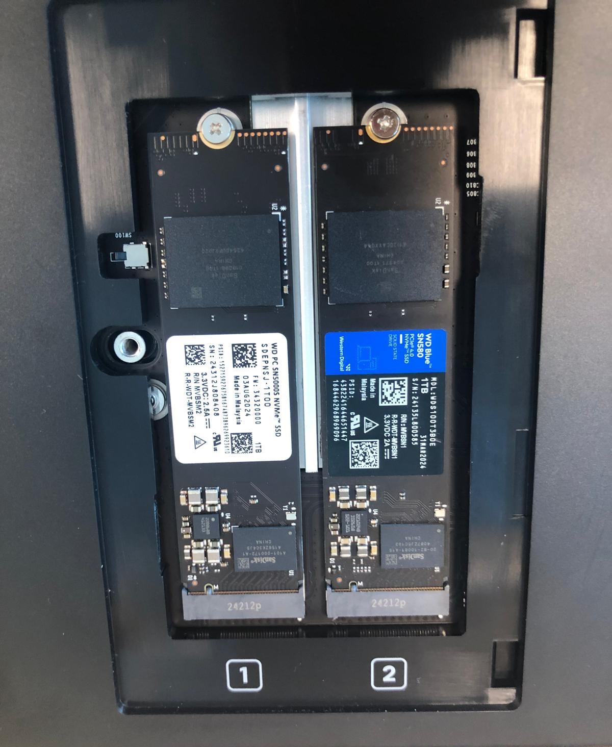 4. Insertion disque NVME et revisser VIS.jpeg
